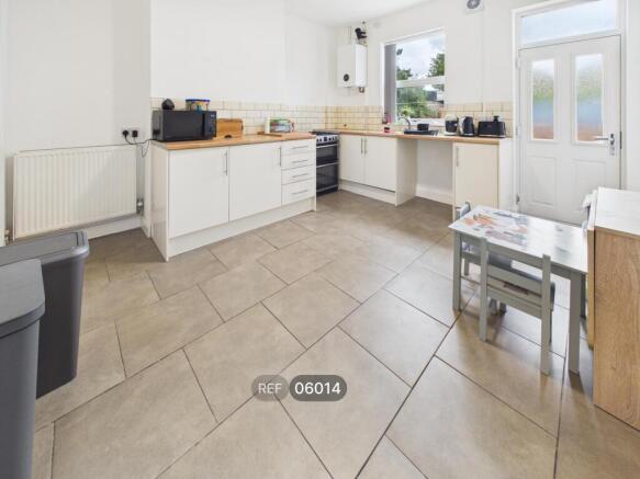 2 bed Terraced to rent Image 4
