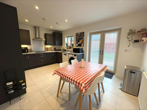 KITCHEN/DINIONG ROOM