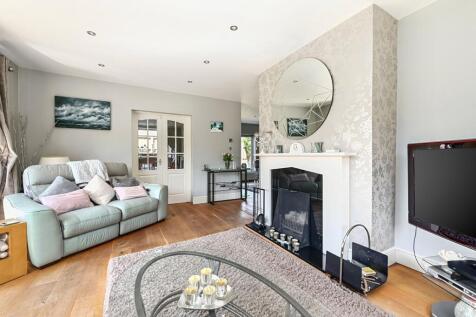 Riverside Close, Staines, Surrey, TW18