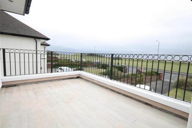 LARGE SUN BALCONY