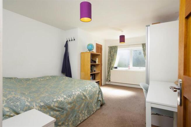 5 bed Detached for sale Image 10