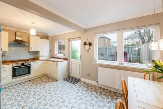 4 Hillview Place, Dollar FK14 7JG photo 3