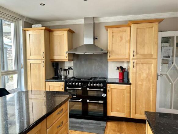 Kitchen 2.jpg