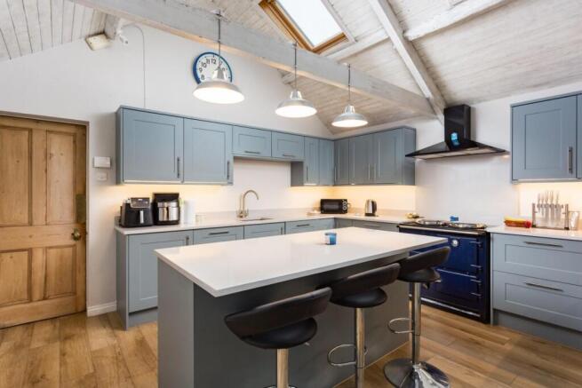 5 bed Detached for sale Image 7