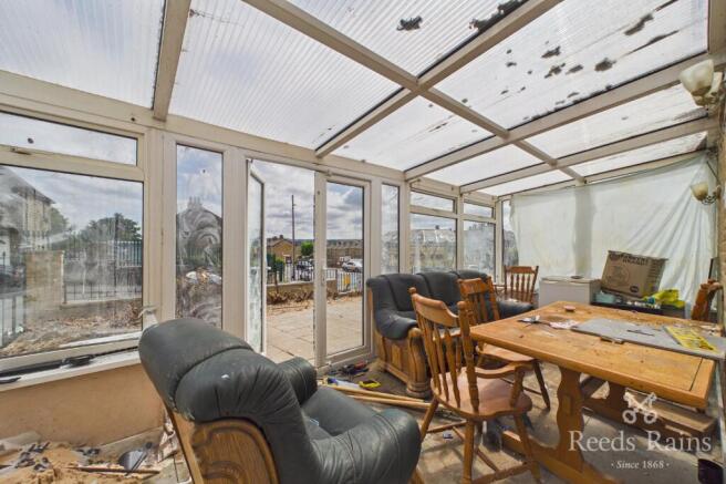 5 bed Detached for sale Image 8