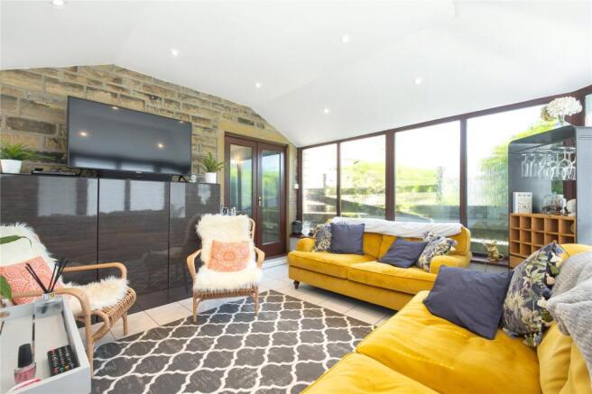 5 bed Semi-Detached for sale Image 4