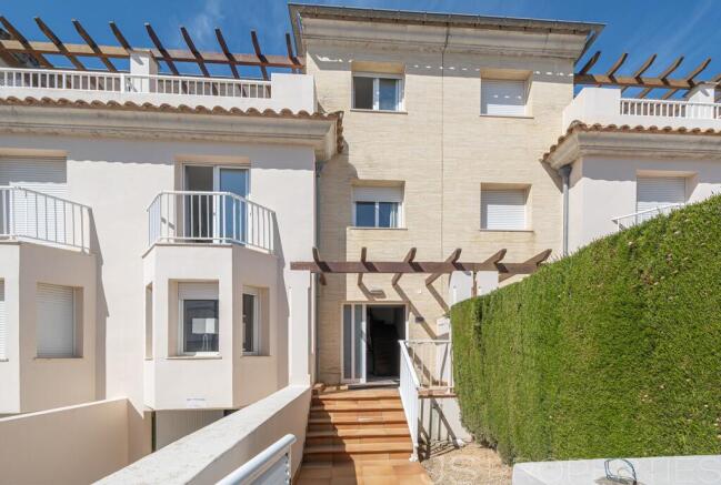 ELEGANT TOWNHOUSE WITH TERRACE AND COMMUNAL POOL JUST STEPS FROM THE SEA