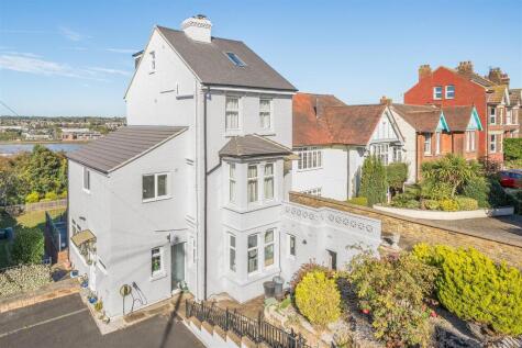 Beautifully Presented Five-Bedroom Home - Rochester