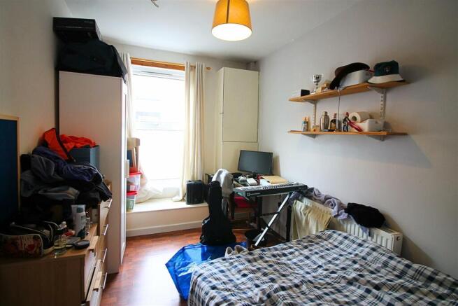 4 bed House to rent Image 5