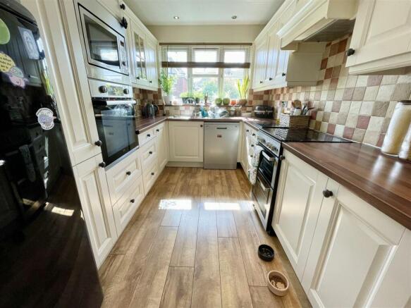 3. kitchen2.jpg