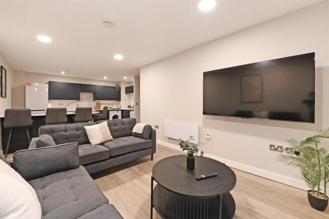4 bed Apartment to rent Image 10