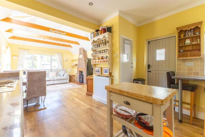 Open plan kitchen/living