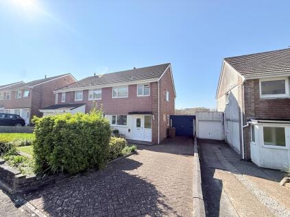 Highclere Gardens, Beautifully Presented 3-Bed Home in Quiet Cul-De-Sac with Garage & Driveway
