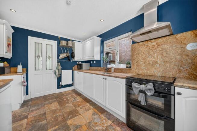 4 bed Detached for sale Image 6
