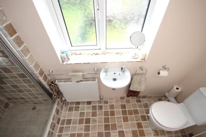 EN-SUITE SHOWER ROOM