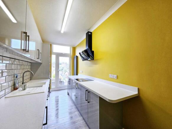 3 bed Flat for sale Image 4