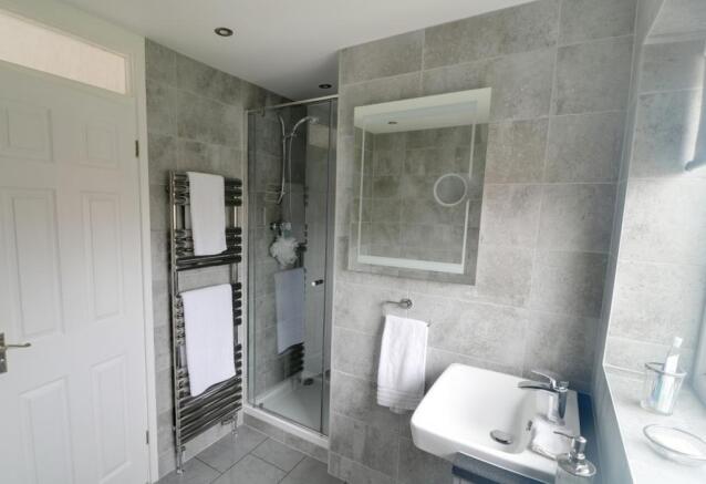 SHOWER & BATHROO