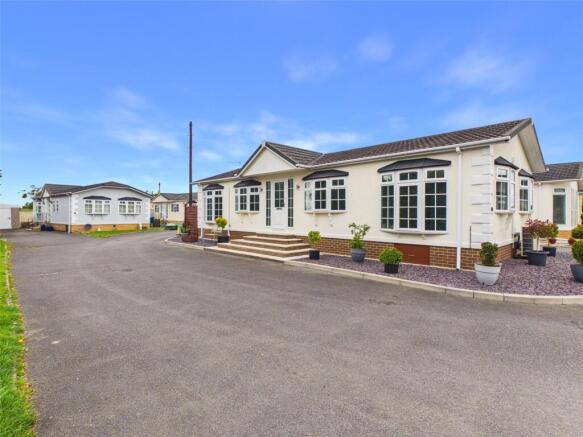 2-bed caravan on Gloucester Road, Staverton, Cheltenham, Gloucestershire, GL51, £180,000