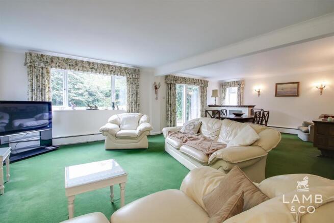 LOUNGE/DINING ROOM