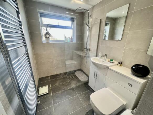 SHOWER ROOM/WC
