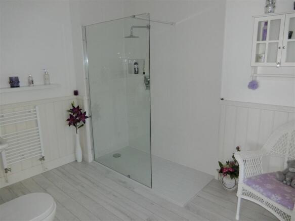 Refitted En-Suite Sh