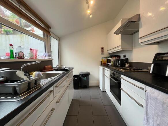 168 kitchen.jpg