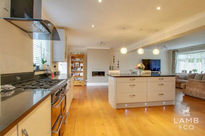 KITCHEN/BREAKFAST ROOM: