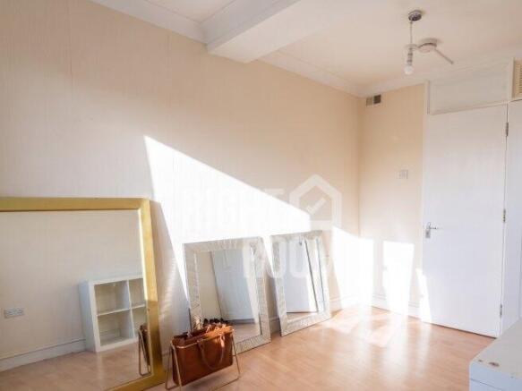room-5-71-seyssel-street-e14-3eh-1066296