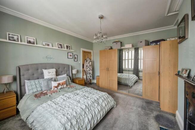 5 bed Semi-Detached for sale Image 11