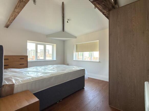 2 bed Penthouse to rent Image 9