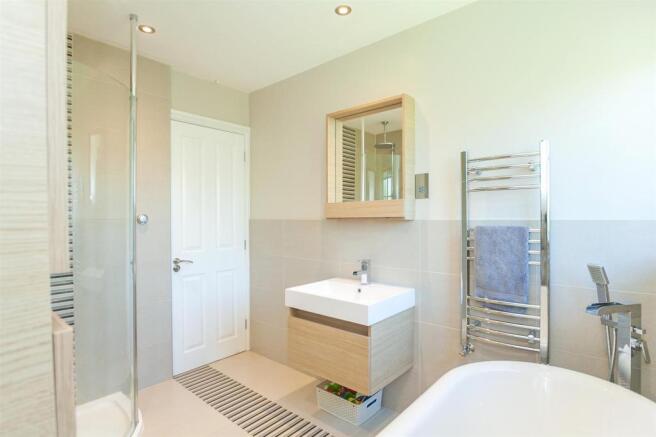 Bathroom 2.jpg