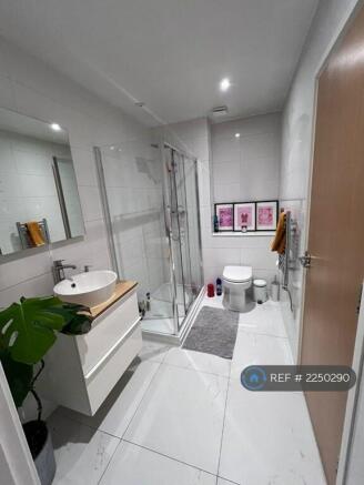 Ensuite Bathroom 2 / Guest Bathroom