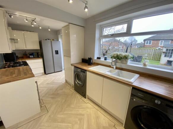 4 bed Semi-Detached for sale Image 8