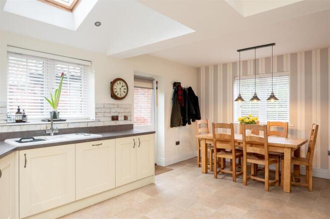 3.KITCHEN DINER