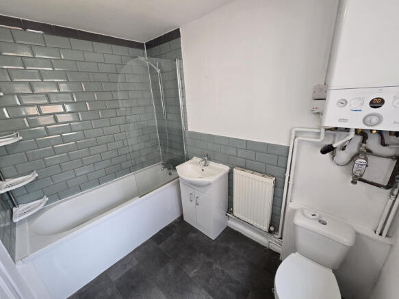 2 bed End of Terrace to rent Image 6