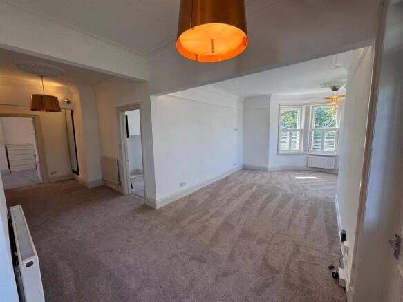 2 bed Apartment to rent Image 12
