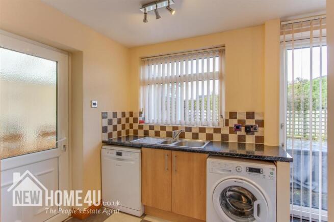 KITCHEN / BREAKFAST ROOM: