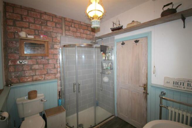 Lightburne Ave, 13 Bathroom 3.JPG