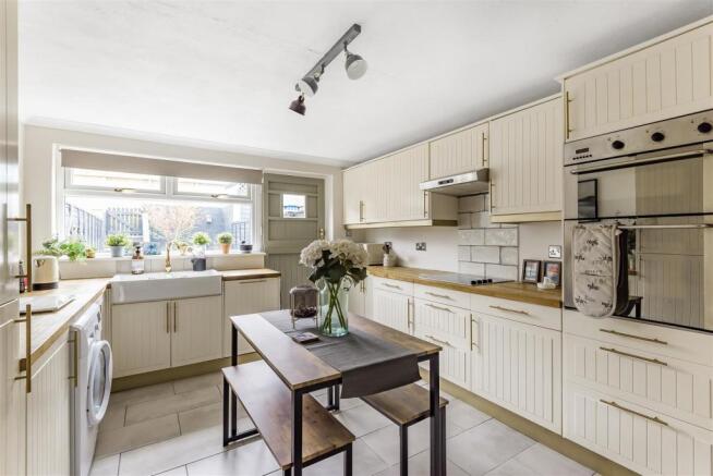 KITCHEN/ DINING ROOM