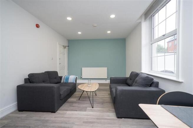 3 bed Apartment to rent Image 10