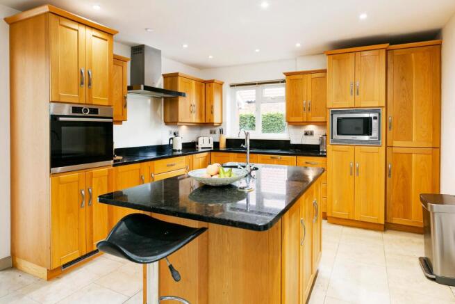 4 bed Detached Bungalow for sale Image 4