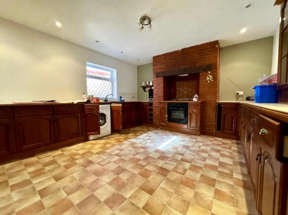 6 bed Town House for sale Image 7