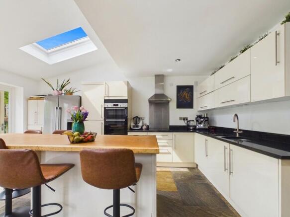 5 bed Semi-Detached for sale Image 7
