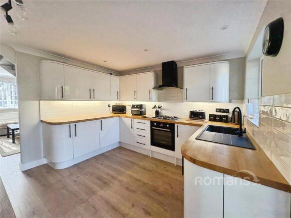 Severn Close, Sandhurst, Berkshire photo 4