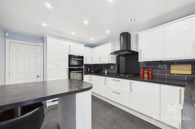 4 bed Detached for sale Image 9