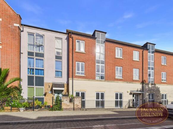 2-bed flat on High Street, Upton, NN5 4EH, £160,000