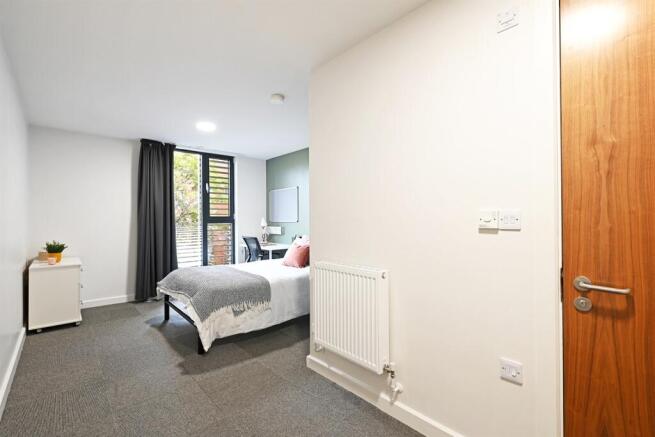 4 bed Apartment to rent Image 5