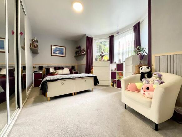 3 bed Flat for sale Image 4