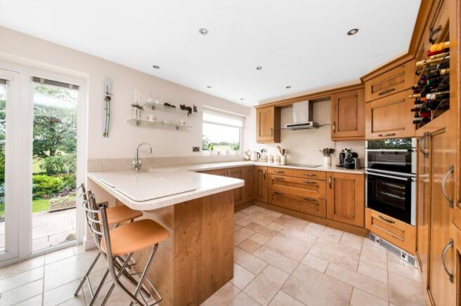 OPEN-PLAN DINING KITCHEN AND FAMILY ROOM