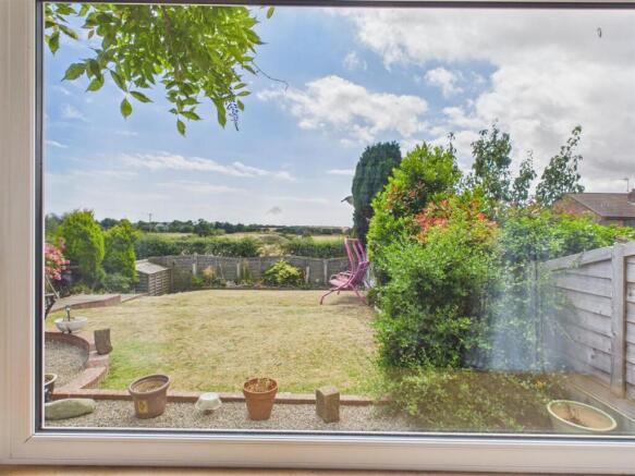 5 bed Semi-Detached Bungalow for sale Image 4